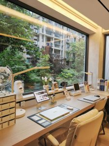 bàn làm việc tại nhà gần cửa sổ