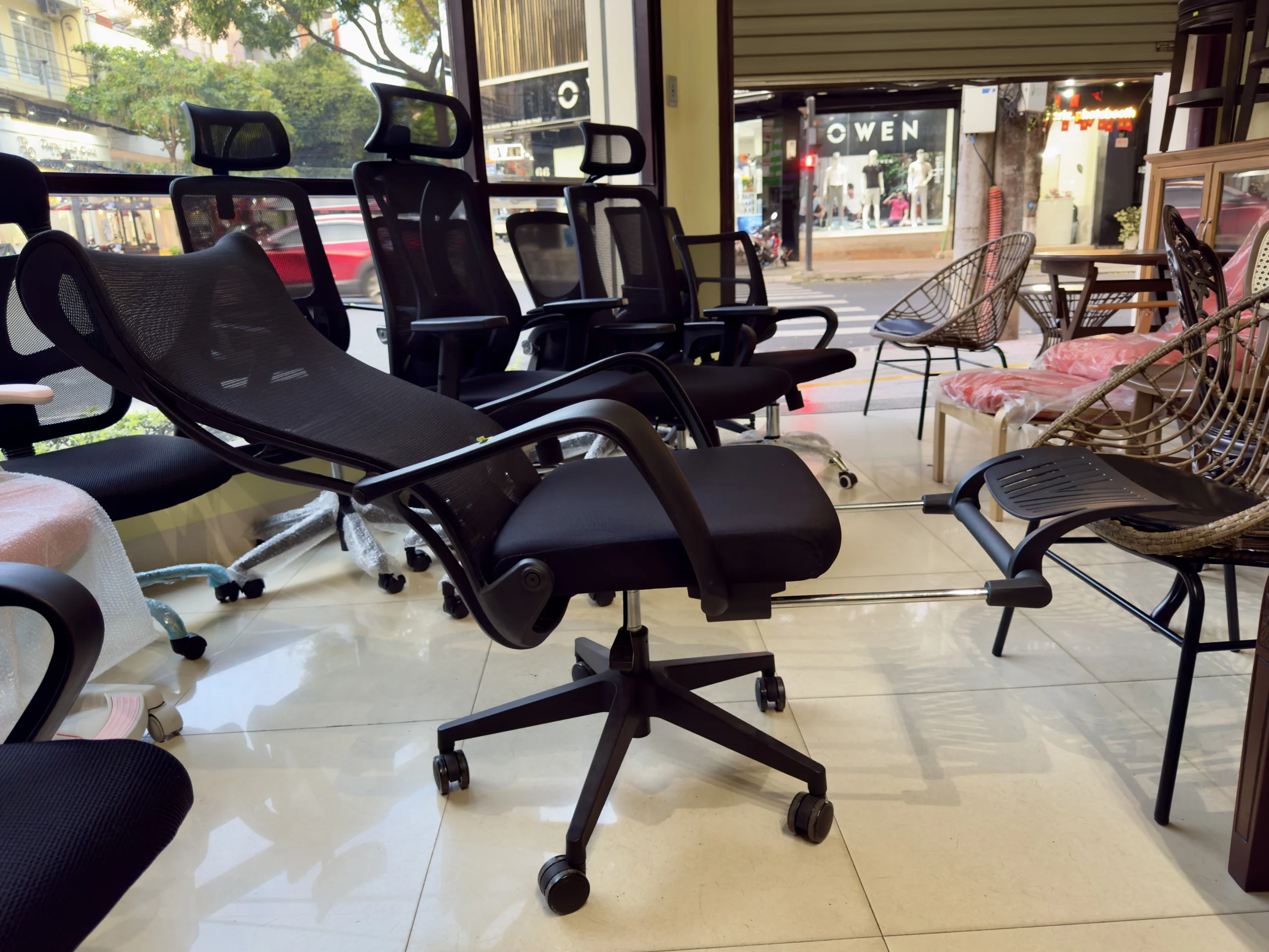 Ghế ergonomic giá rẻ hỗ trợ ngả lưng thư giãn nghỉ trưa cho nhân viên